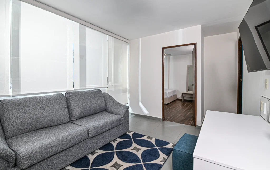 Suite sofá con dos camas matrimoniales y sofá cama